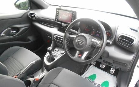 Toyota Yaris, 2022 год, 2 289 000 рублей, 21 фотография