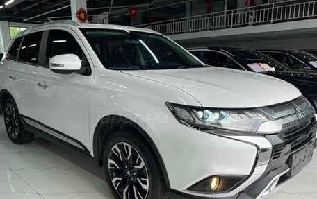 Mitsubishi Outlander III рестайлинг 3, 2020 год, 2 150 000 рублей, 3 фотография