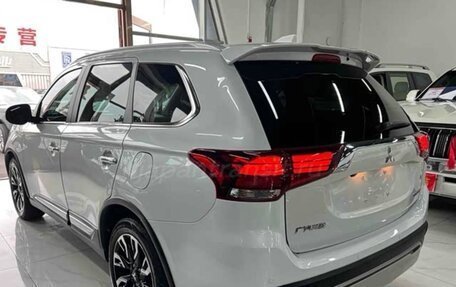 Mitsubishi Outlander III рестайлинг 3, 2020 год, 2 150 000 рублей, 4 фотография