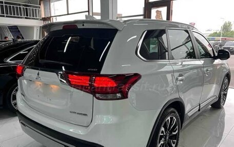 Mitsubishi Outlander III рестайлинг 3, 2020 год, 2 150 000 рублей, 7 фотография