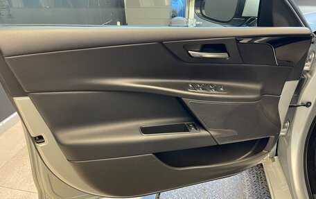 Jaguar XE I рестайлинг, 2017 год, 2 250 000 рублей, 11 фотография