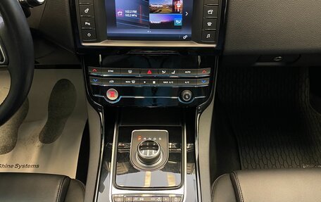 Jaguar XE I рестайлинг, 2017 год, 2 250 000 рублей, 27 фотография