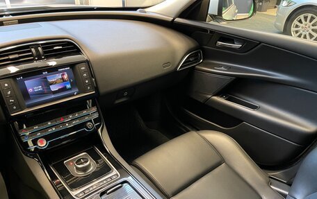 Jaguar XE I рестайлинг, 2017 год, 2 250 000 рублей, 26 фотография