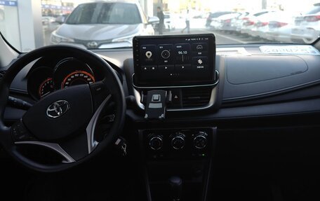 Toyota Yaris XP150 рестайлинг, 2021 год, 1 300 000 рублей, 5 фотография