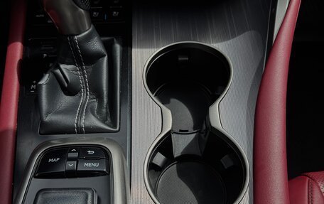 Lexus RX IV рестайлинг, 2018 год, 3 800 000 рублей, 9 фотография