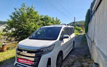 Toyota Noah III, 2019 год, 2 000 000 рублей, 3 фотография