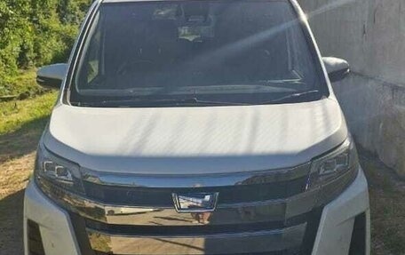 Toyota Noah III, 2019 год, 2 000 000 рублей, 2 фотография
