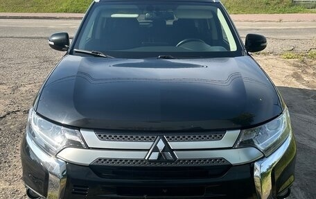 Mitsubishi Outlander III рестайлинг 3, 2021 год, 2 600 000 рублей, 3 фотография