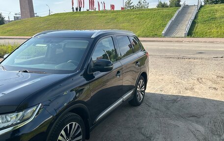 Mitsubishi Outlander III рестайлинг 3, 2021 год, 2 600 000 рублей, 5 фотография