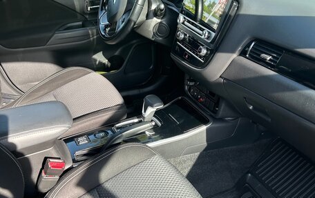 Mitsubishi Outlander III рестайлинг 3, 2021 год, 2 600 000 рублей, 8 фотография