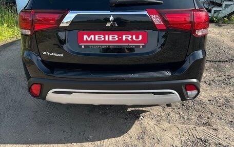 Mitsubishi Outlander III рестайлинг 3, 2021 год, 2 600 000 рублей, 4 фотография