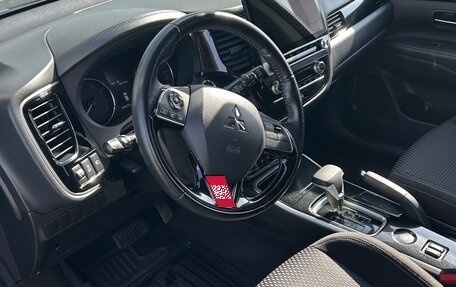 Mitsubishi Outlander III рестайлинг 3, 2021 год, 2 600 000 рублей, 7 фотография