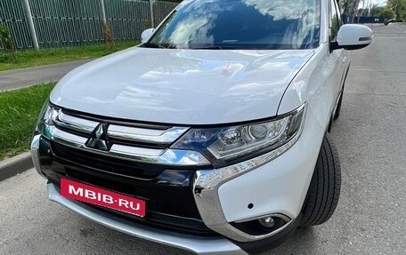 Mitsubishi Outlander III рестайлинг 3, 2018 год, 2 400 000 рублей, 1 фотография