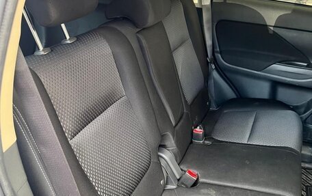 Mitsubishi Outlander III рестайлинг 3, 2018 год, 2 400 000 рублей, 11 фотография