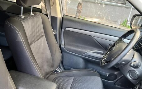 Mitsubishi Outlander III рестайлинг 3, 2018 год, 2 400 000 рублей, 10 фотография