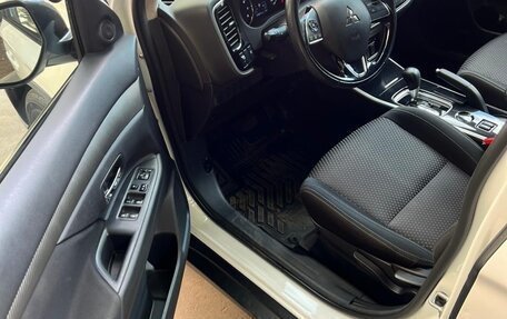 Mitsubishi Outlander III рестайлинг 3, 2018 год, 2 400 000 рублей, 14 фотография