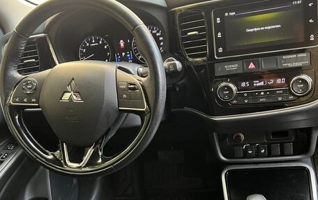 Mitsubishi Outlander III рестайлинг 3, 2018 год, 2 400 000 рублей, 12 фотография
