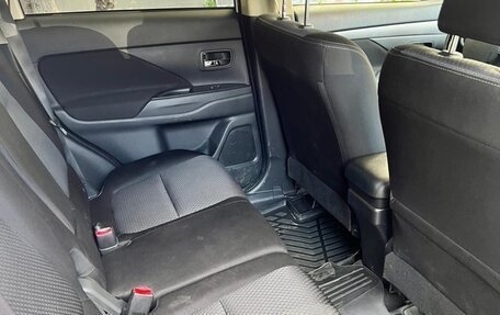 Mitsubishi Outlander III рестайлинг 3, 2018 год, 2 400 000 рублей, 13 фотография