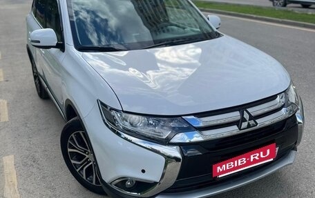Mitsubishi Outlander III рестайлинг 3, 2018 год, 2 400 000 рублей, 2 фотография