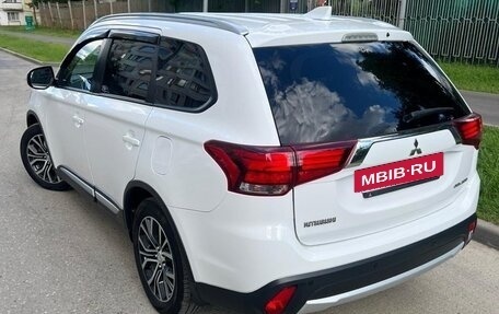 Mitsubishi Outlander III рестайлинг 3, 2018 год, 2 400 000 рублей, 4 фотография
