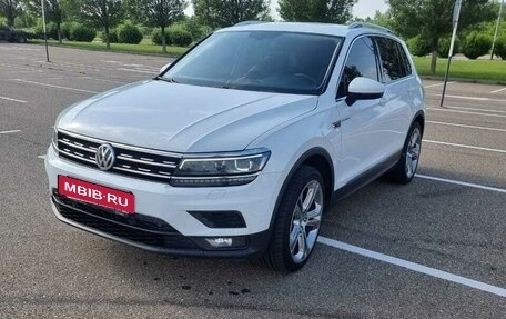 Volkswagen Tiguan II, 2018 год, 2 100 000 рублей, 14 фотография