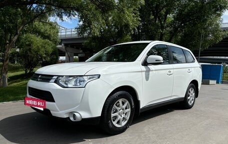 Mitsubishi Outlander III рестайлинг 3, 2013 год, 1 100 000 рублей, 3 фотография