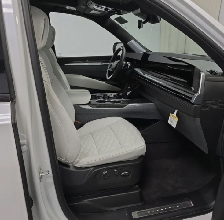 Cadillac Escalade V, 2025 год, 29 900 000 рублей, 3 фотография