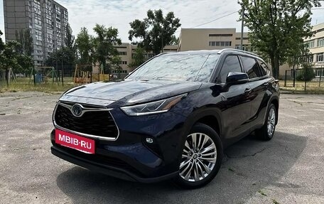 Toyota Highlander, 2022 год, 4 500 000 рублей, 3 фотография