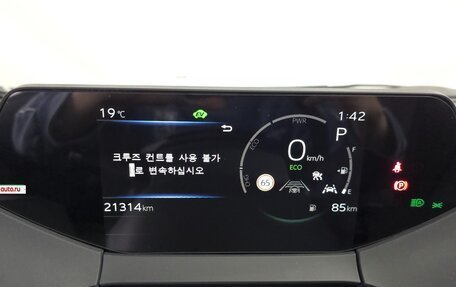 Toyota Prius IV XW50, 2024 год, 3 970 000 рублей, 9 фотография