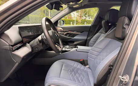 BMW 5 серия, 2024 год, 6 600 000 рублей, 11 фотография