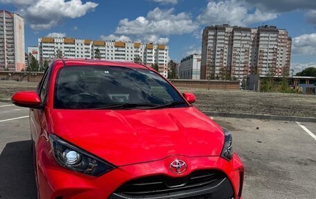 Toyota Yaris, 2020 год, 1 350 000 рублей, 2 фотография
