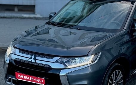 Mitsubishi Outlander III рестайлинг 3, 2019 год, 1 899 000 рублей, 3 фотография