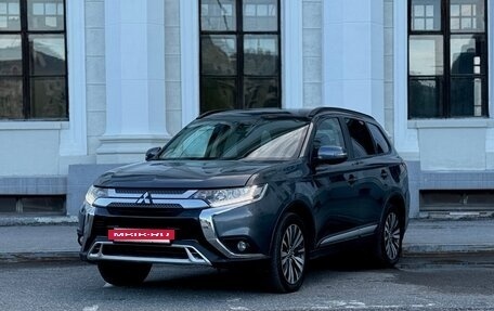Mitsubishi Outlander III рестайлинг 3, 2019 год, 1 899 000 рублей, 2 фотография