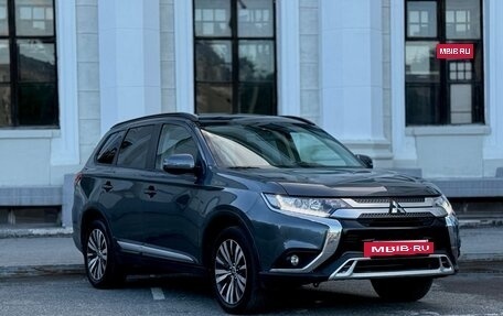 Mitsubishi Outlander III рестайлинг 3, 2019 год, 1 899 000 рублей, 6 фотография