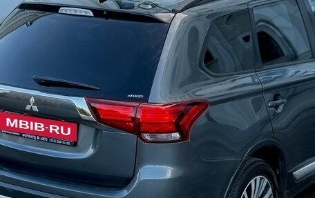 Mitsubishi Outlander III рестайлинг 3, 2019 год, 1 899 000 рублей, 13 фотография