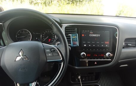 Mitsubishi Outlander III рестайлинг 3, 2021 год, 2 700 000 рублей, 8 фотография