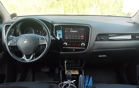 Mitsubishi Outlander III рестайлинг 3, 2021 год, 2 700 000 рублей, 5 фотография
