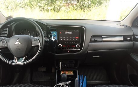 Mitsubishi Outlander III рестайлинг 3, 2021 год, 2 700 000 рублей, 4 фотография