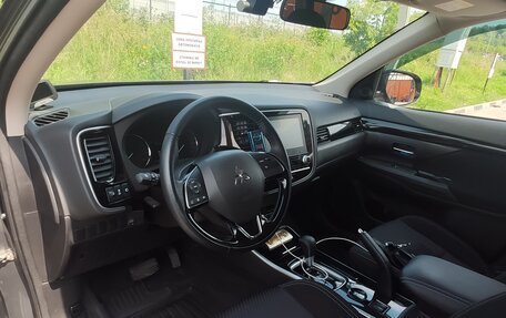 Mitsubishi Outlander III рестайлинг 3, 2021 год, 2 700 000 рублей, 11 фотография