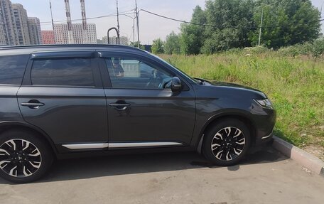 Mitsubishi Outlander III рестайлинг 3, 2021 год, 2 700 000 рублей, 13 фотография