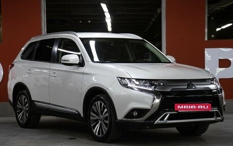 Mitsubishi Outlander III рестайлинг 3, 2020 год, 2 498 000 рублей, 3 фотография