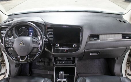 Mitsubishi Outlander III рестайлинг 3, 2020 год, 2 498 000 рублей, 14 фотография