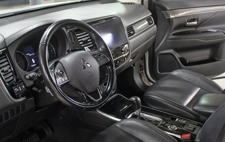 Mitsubishi Outlander III рестайлинг 3, 2020 год, 2 498 000 рублей, 16 фотография