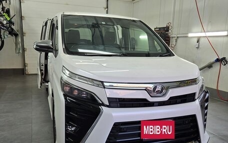 Toyota Voxy III, 2019 год, 2 250 000 рублей, 3 фотография