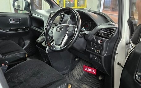 Toyota Voxy III, 2019 год, 2 250 000 рублей, 15 фотография