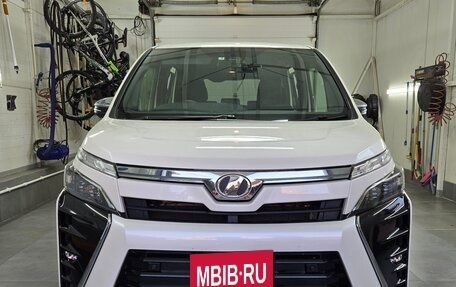 Toyota Voxy III, 2019 год, 2 250 000 рублей, 2 фотография
