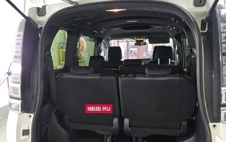 Toyota Voxy III, 2019 год, 2 250 000 рублей, 19 фотография