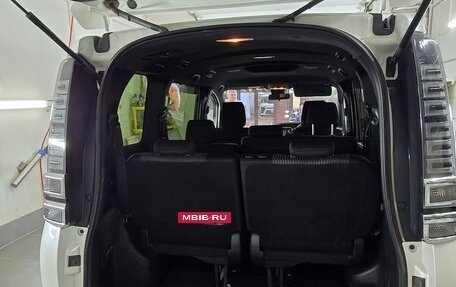 Toyota Voxy III, 2019 год, 2 250 000 рублей, 22 фотография