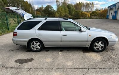 Toyota Camry, 1985 год, 390 000 рублей, 1 фотография