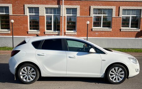 Opel Astra J, 2011 год, 740 000 рублей, 2 фотография
